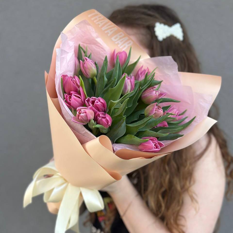 Букет из 15 розовых тюльпанов в оформлении
