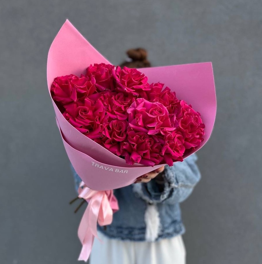 11 малиновых французских роз в стильном оформлении