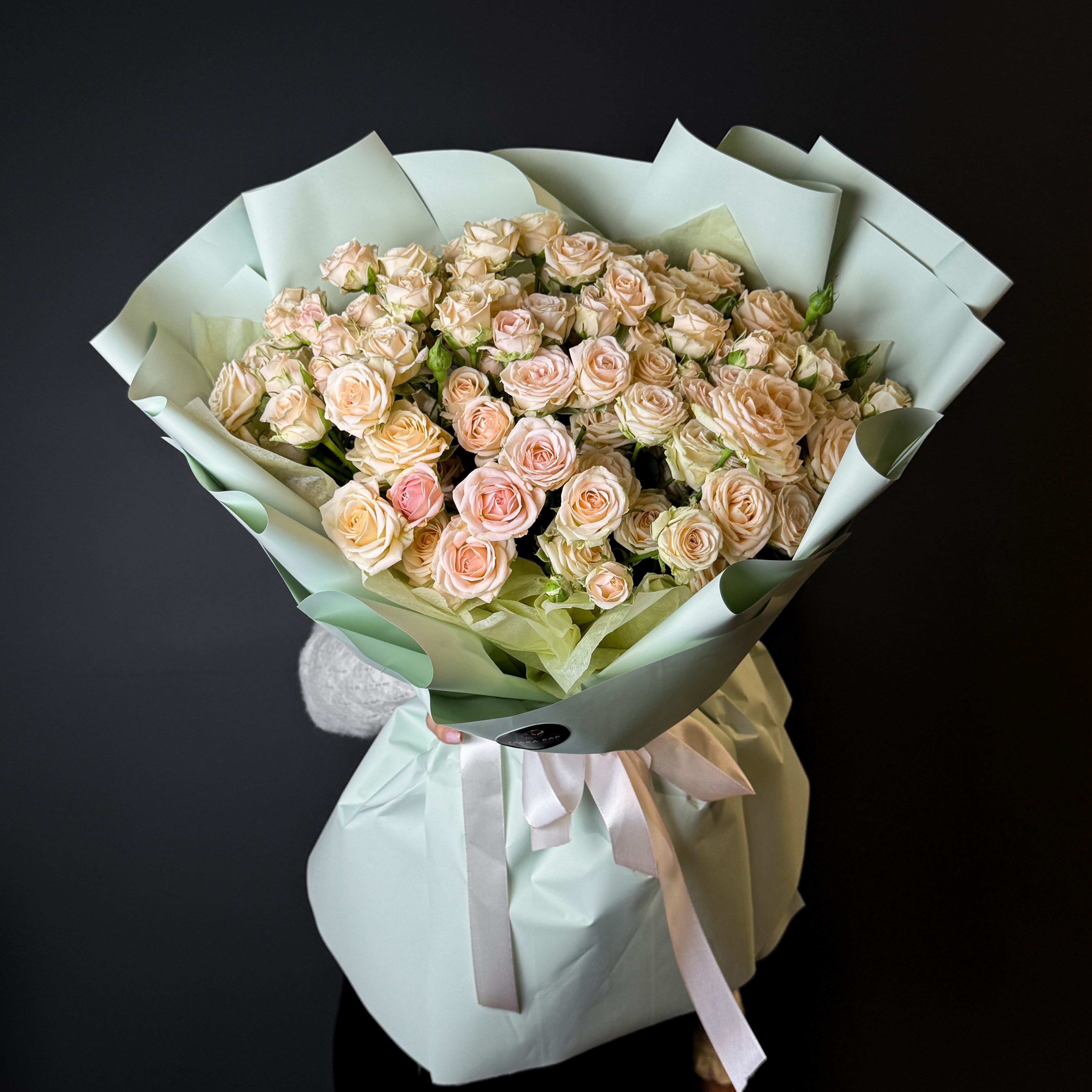 Букет из 25 кремовых кустовых роз 40 см фото 1