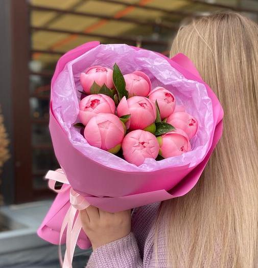 Букет из 9 пионов