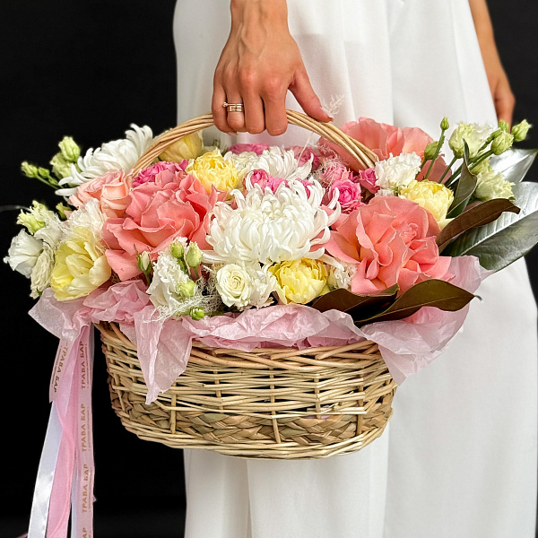 Композиция в корзине "Объятия цветов" фото 2