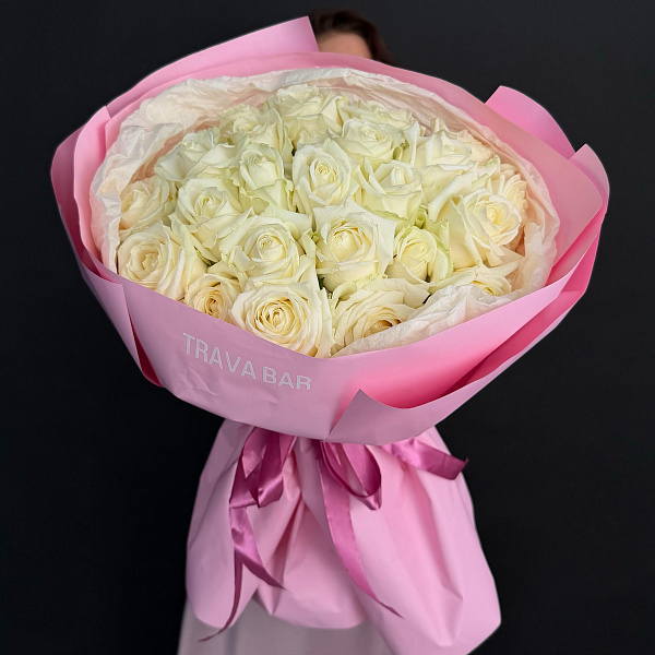 25 белых роз 50/60 в стильном оформлении фото 3