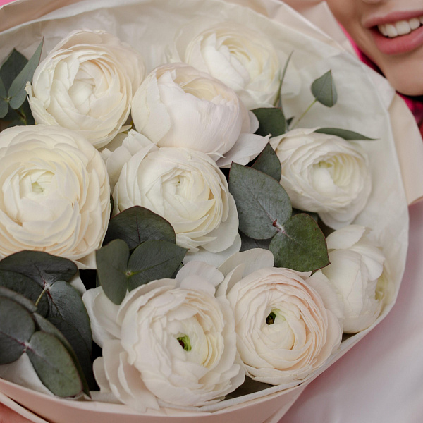 Букет из ранункулюсов с эвкалиптом фото 2