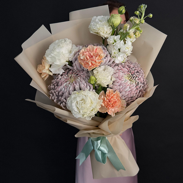 Букет из диантусов, одноголовых хризантем и маттиолы фото 2