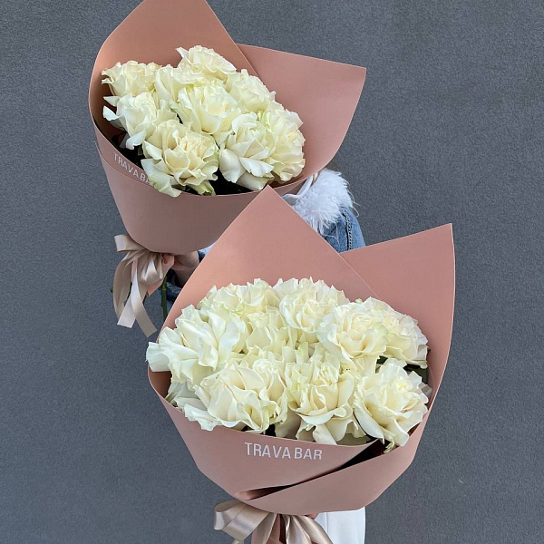 11 белых французских роз в стильном оформлении фото 2