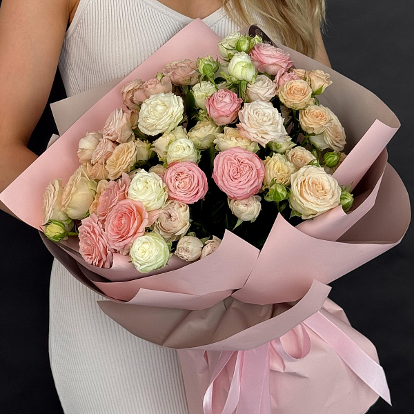 17 нежных кустовых роз в оформлении фото 2