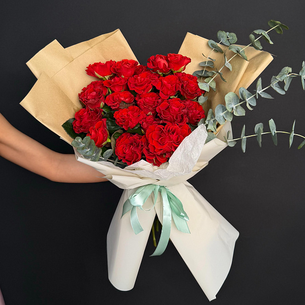 Гигант из 25 бордовых роз с эвкалиптом фото 2