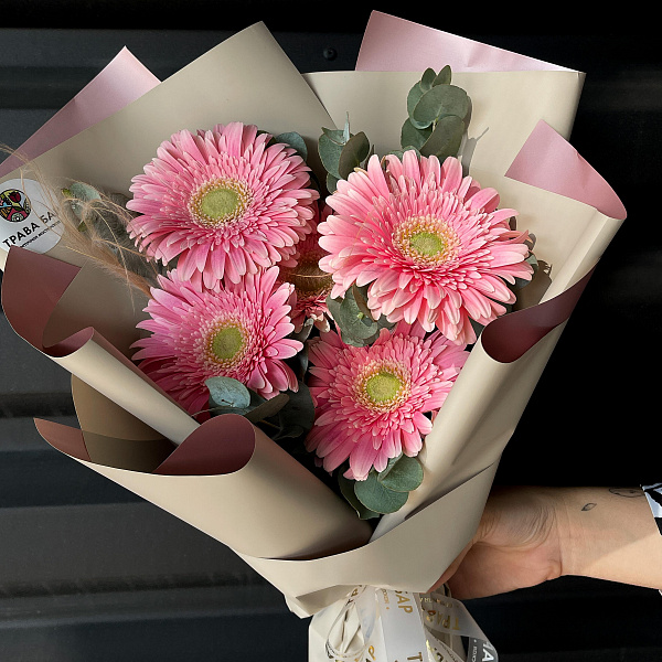 Букет из 5 розовых гербер с зеленью фото 2