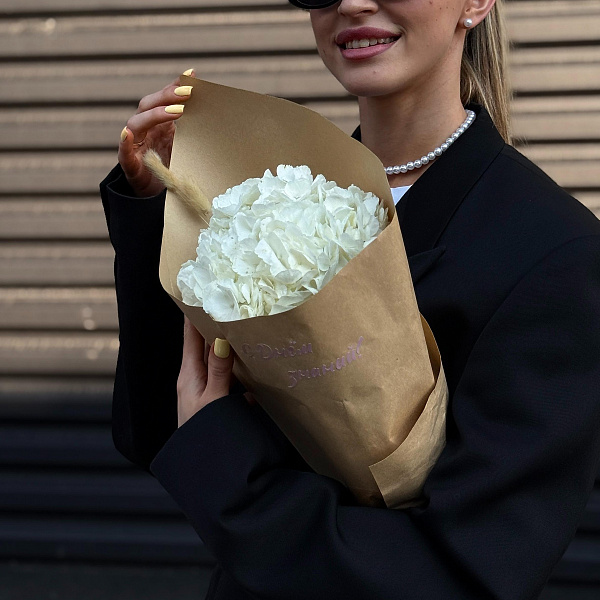 Букет из гортензии в крафте фото 2