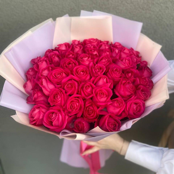 51 вишневая роза 50/60 см в оформлении фото 2