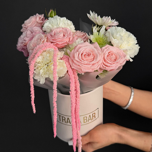 Композиция из диантусов, кустовых роз и хризантем фото 3