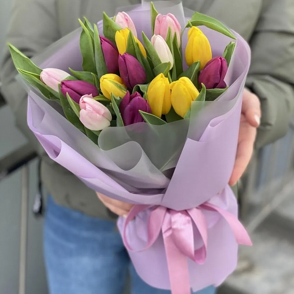 Букет из 15 разноцветных тюльпанов