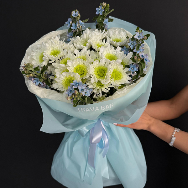 Букет хризантем с твидией в воздушном оформлении фото 2