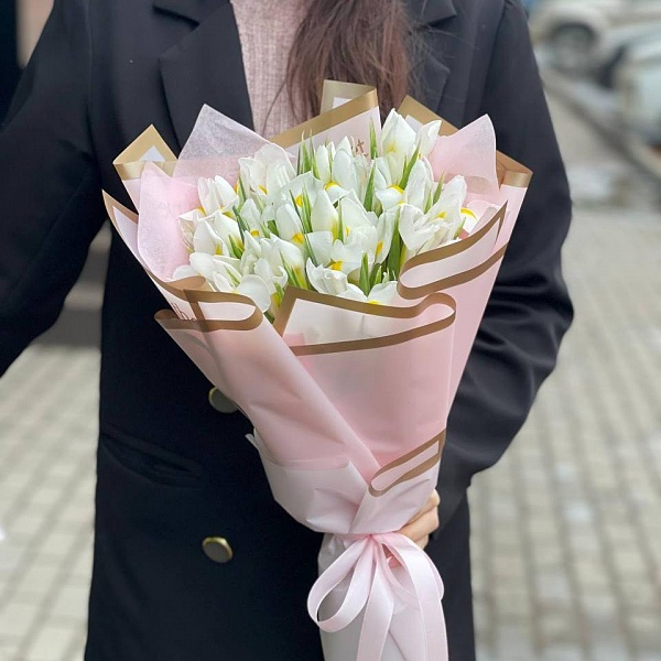 Букет из 19 белых ирисов в оформлении фото 2