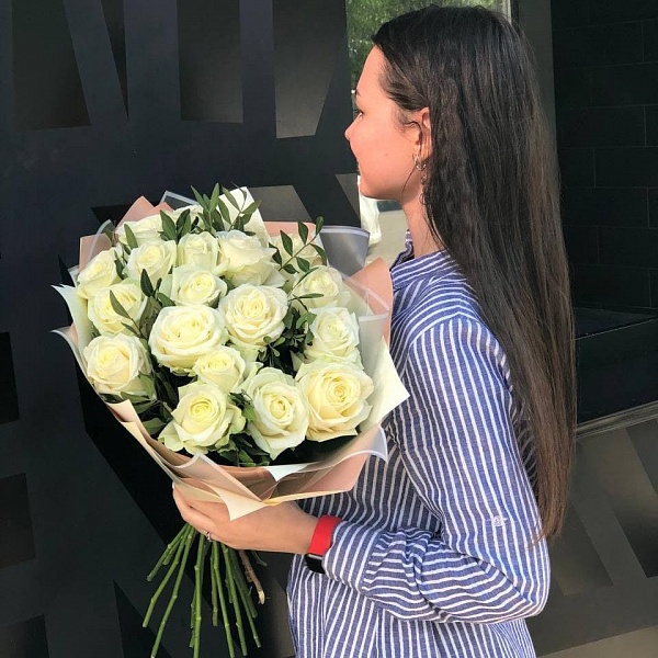 Букет "21 белая роза с зеленью" фото 2