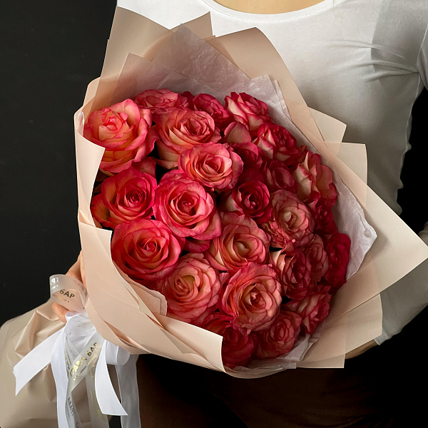 Букет из 25 бело-розовых роз 70/80 см фото 2