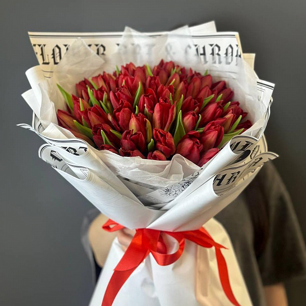 Букет из 51 красного тюльпана в оформлении фото 2