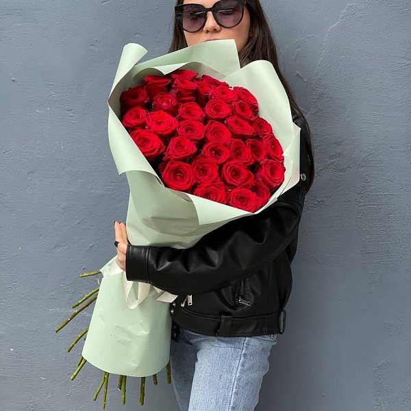 Букет из 31 бордовой розы 50/60 см фото 1
