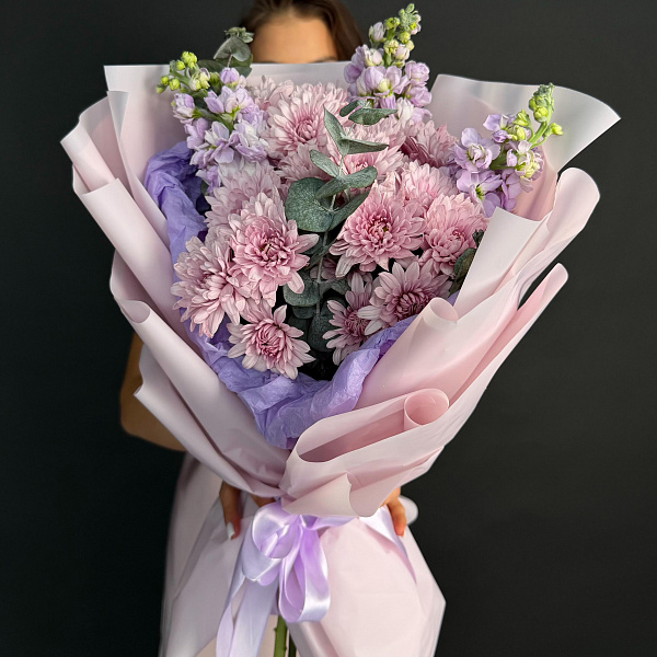 Сиреневый букет из хризантем, маттиолы и ароматного эвкалипта фото 2