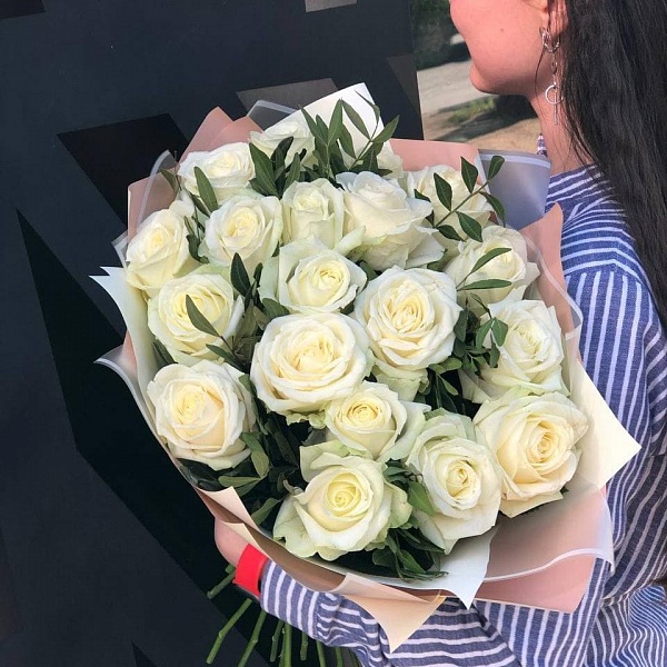 Букет "21 белая роза с зеленью" фото 1