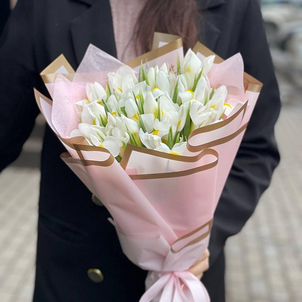 Букет из 19 белых ирисов в оформлении фото 1