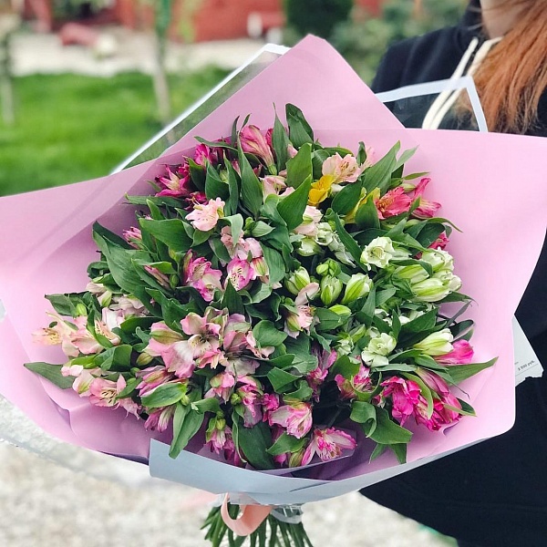 35 разноцветных альстромерий в оформлении