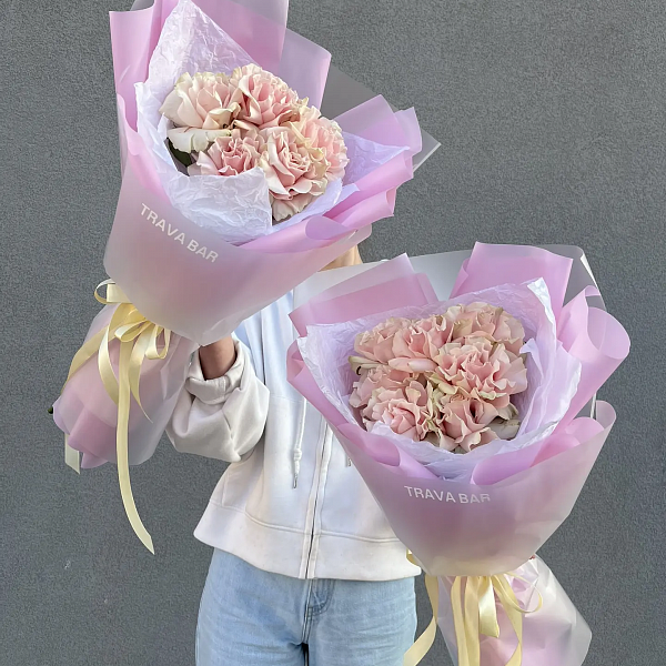 Букет "5 нежно-розовых французских роз в оформлении" фото 2