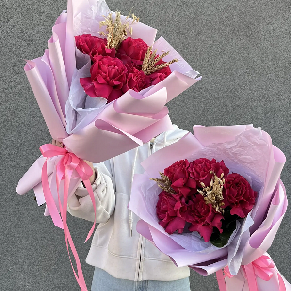 Букет "5 малиновых французских роз в оформлении" фото 2