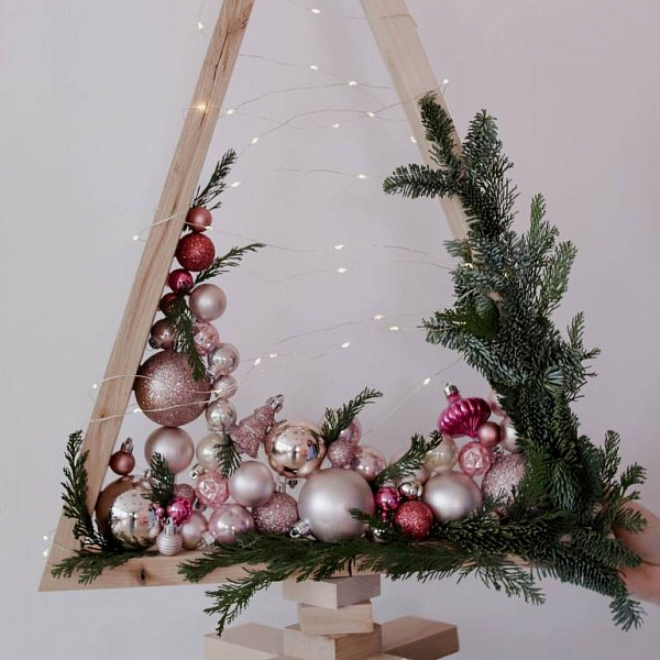 Композиция "Новогодняя красавица с гирляндой" фото 3