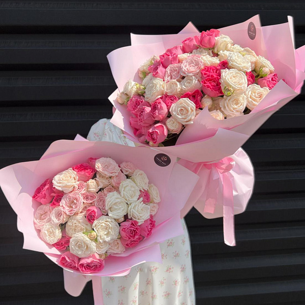 Букет "25 ягодных кустовых пионовидных роз 40/50 см" фото 2