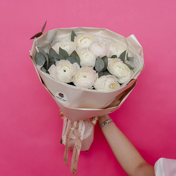 Букет из ранункулюсов с эвкалиптом фото 3