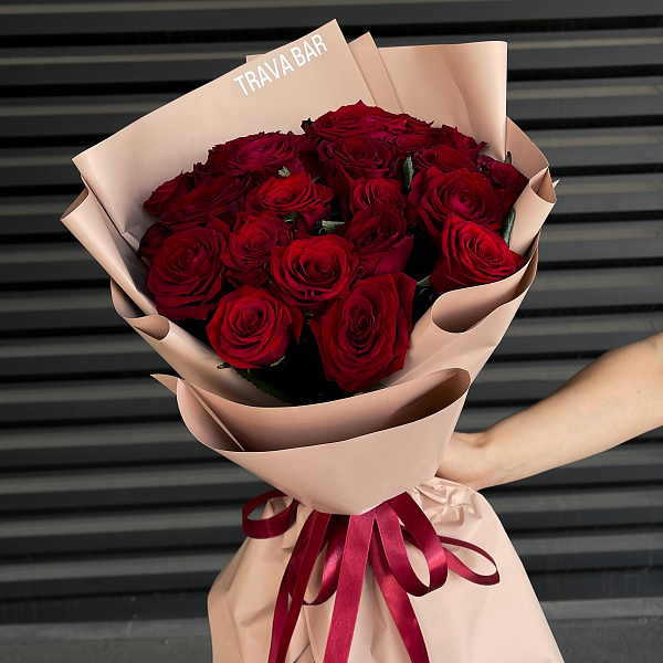 Букет из 25 бордовых роз 50/60 в стильном оформлении фото 2