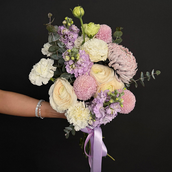 Сборный букет под ленту из хризантем, маттиолы и ранункулюсов фото 2