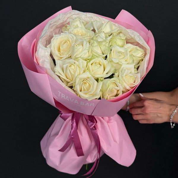 15 белых роз 50/60 в стильном оформлении фото 3