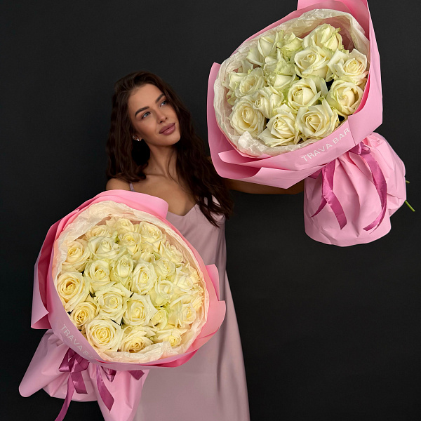 25 белых роз 50/60 в стильном оформлении фото 2