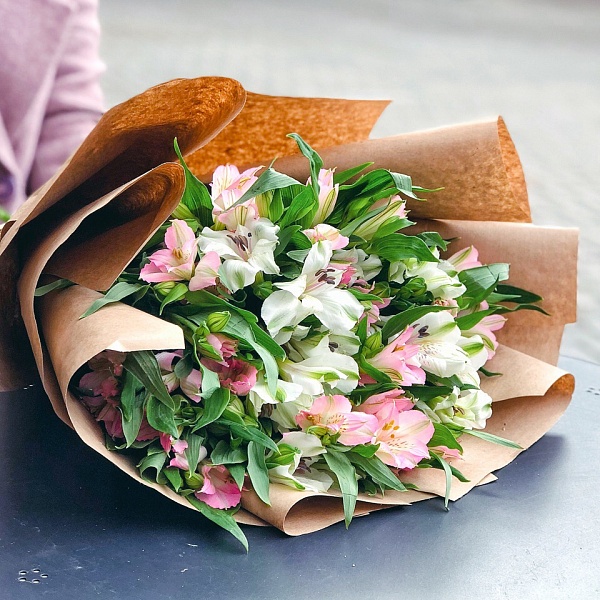 15 белых и розовых альстромерий в крафте