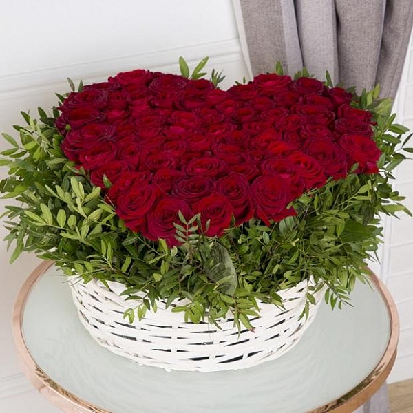 Сердце из 75 красных роз и зелени в корзине фото 2