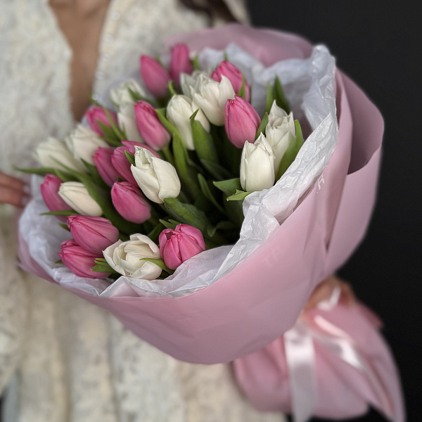 25 бело-розовых тюльпанов фото 2