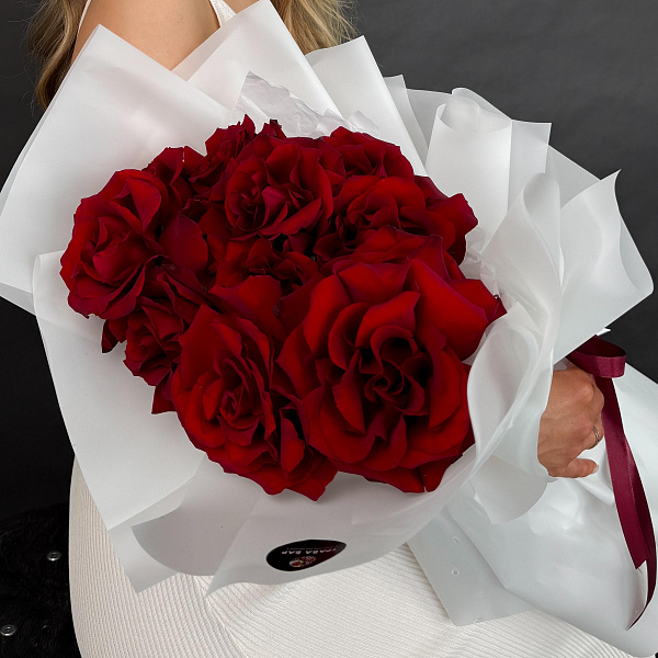 11 бордовых французских роз в оформлении фото 2