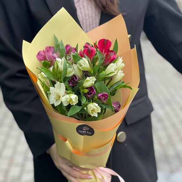 Букет из 9 альстромерий в оформлении