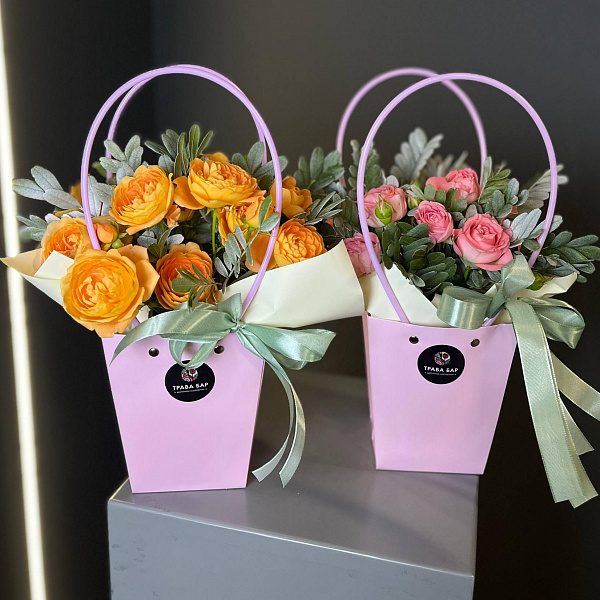 Сумочки из кустовых пионовидных роз и писташи фото 7