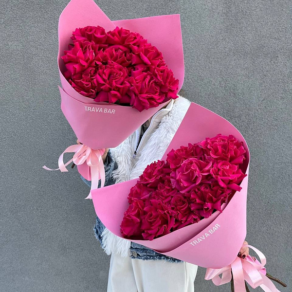 11 малиновых французских роз в стильном оформлении фото 2