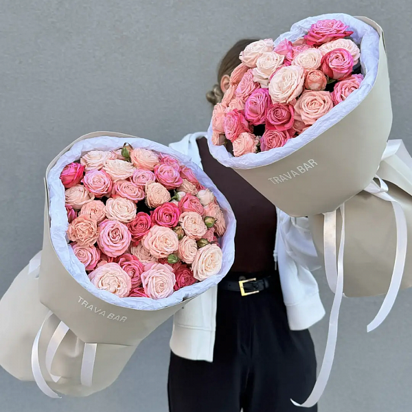 Букет из 15 нежно-розовых кустовых роз фото 2