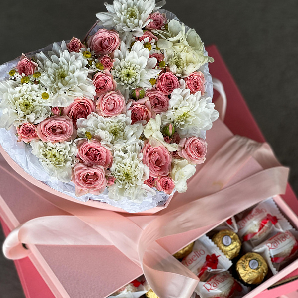 Композиция в боксе "Цветочное сердце с конфетами" фото 2