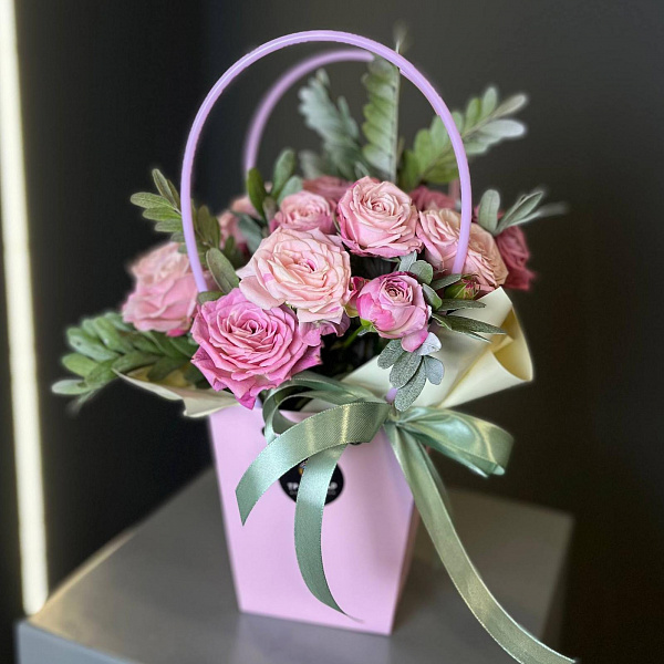 Сумочки из кустовых пионовидных роз и писташи фото 4