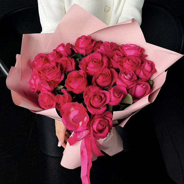 Букет из 25 вишневых роз 50/60 см в оформлении фото 2