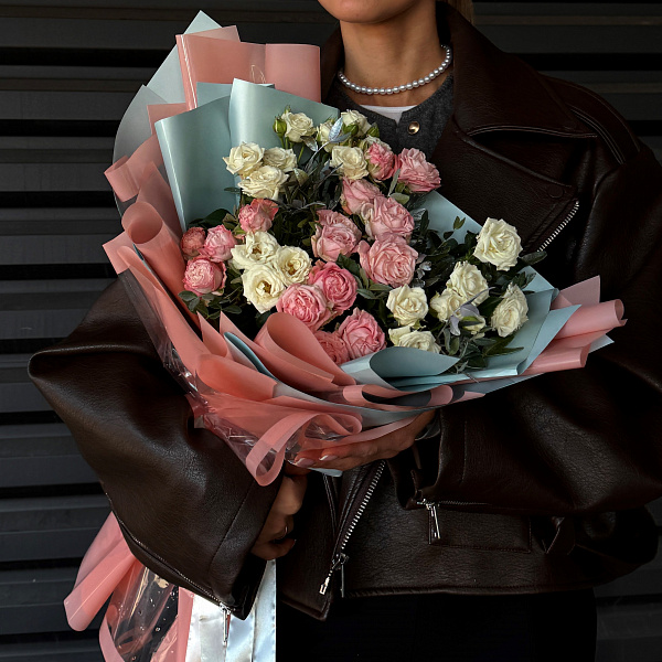 Букет из кустовых пионовидных роз 40 с зеленью фото 2