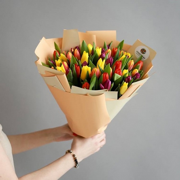 45 тюльпанов микс в оформлении