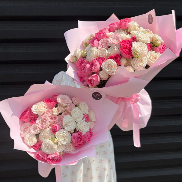 Букет "15 ягодных кустовых пионовидных роз 40/50 см" фото 2