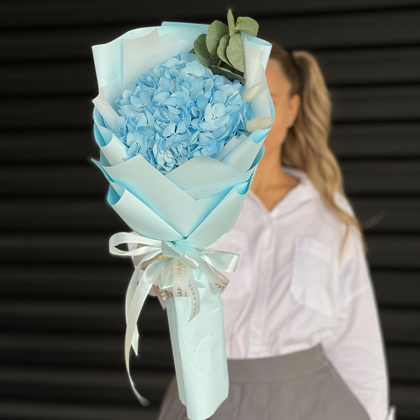Комплимент из голубой гортензии с эвкалиптом фото 2